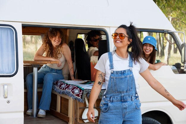 Resurgimiento retro de mujeres felices de tiro medio