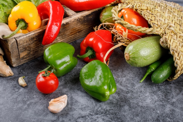 Retirar las verduras mixtas de una cesta rústica.