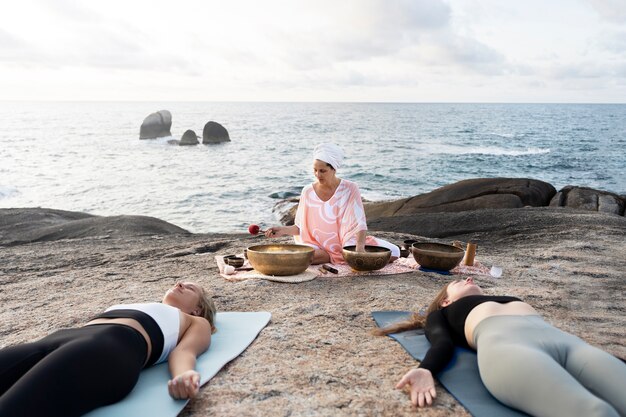 Retiro de mujeres de tiro completo en la playa