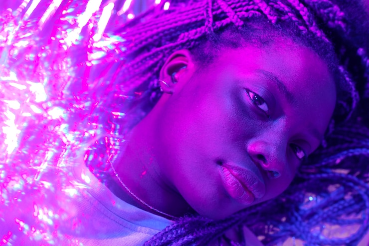 Foto gratuito retrato abstracto de mujer afroamericana en estilo vaporwave