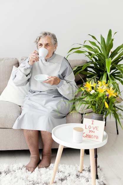 Foto gratuita retrato de la abuela disfrutando de una taza de café