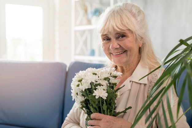 Retrato abuela con ramo de flores