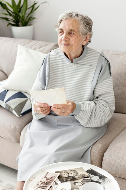 Retrato de abuela sentada en el sofá