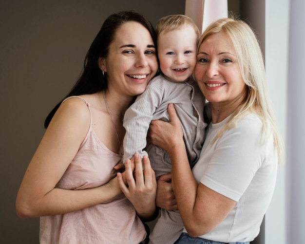 Retrato de abuela sonriente con madre e hijo