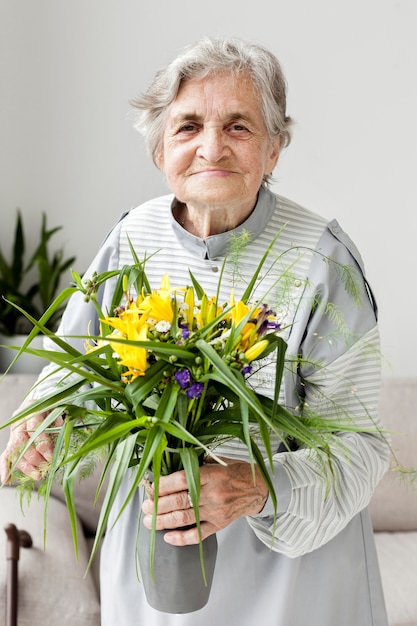 Retrato de abuela sosteniendo flores