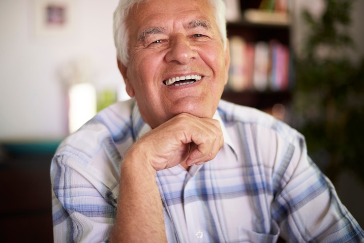 Foto gratuito retrato de abuelo alegre en la sala de estar
