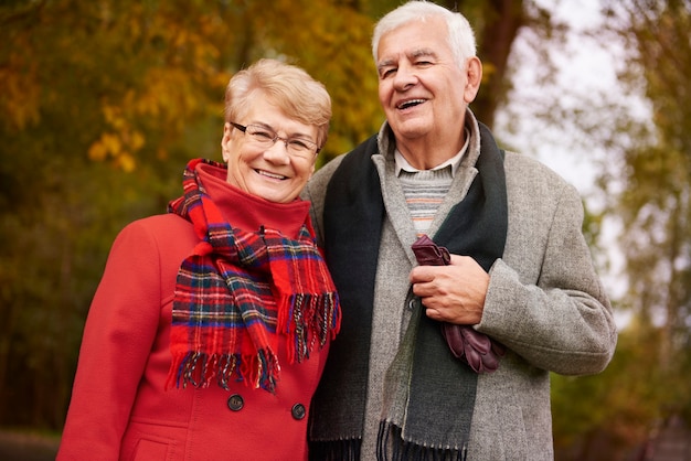 Retrato de abuelos felices en el parque