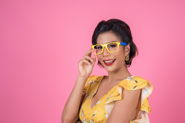 Retrato de acción de mujer de moda con gafas de sol.