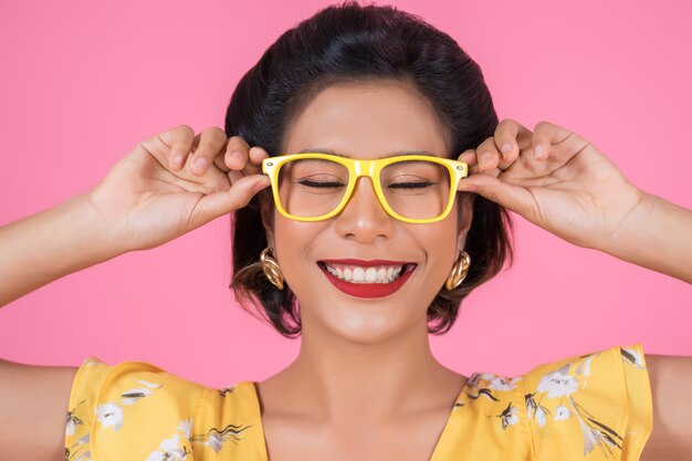 Retrato de acción de mujer de moda con gafas de sol.