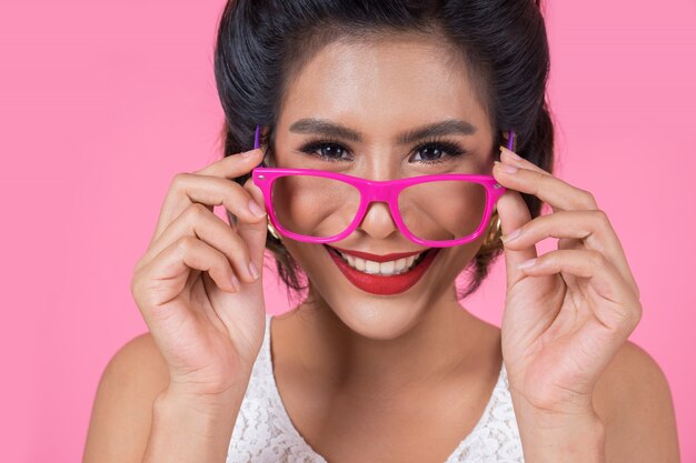 Retrato de acción de mujer de moda con gafas de sol.