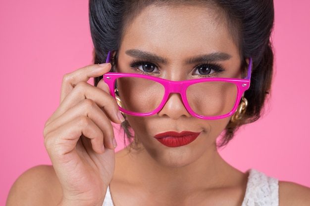 Foto gratuita retrato de acción de mujer de moda con gafas de sol.