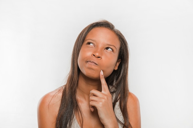 Retrato de una adolescente africana contemplada mirando hacia arriba