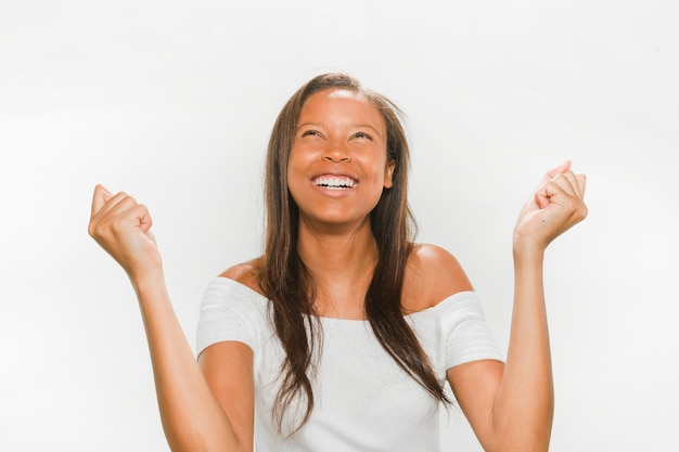 Foto gratuita retrato de una adolescente africana emocionada