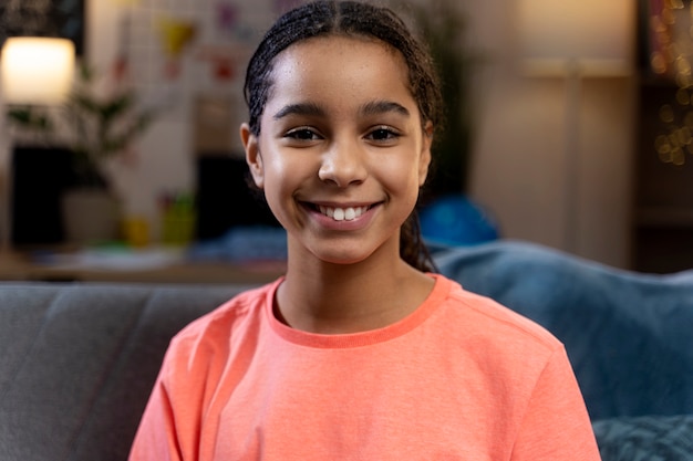 Foto gratuita retrato de adolescente en casa