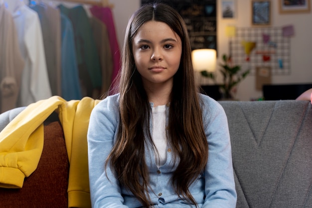 Foto gratuita retrato de adolescente en casa