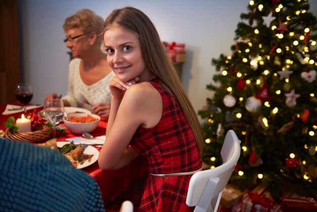 Retrato de un adolescente encantador en Nochebuena