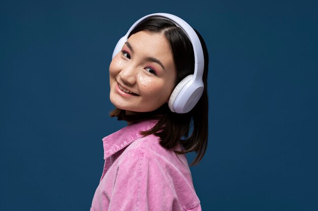 Retrato de una adolescente escuchando música y sonriendo