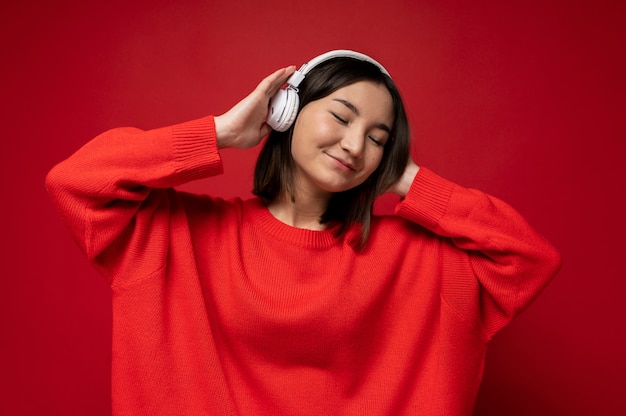 Retrato de una adolescente escuchando música