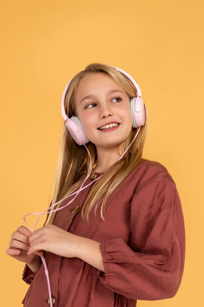 retrato, de, adolescente, escuchar música