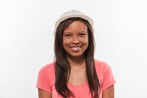 Retrato de una adolescente feliz en casco blanco