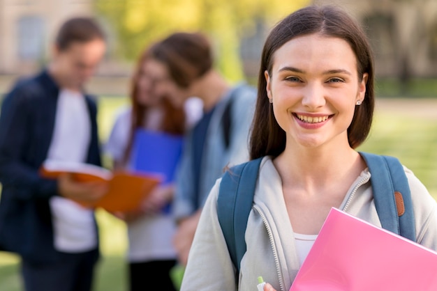 Foto gratuita retrato de adolescente feliz de volver a la universidad