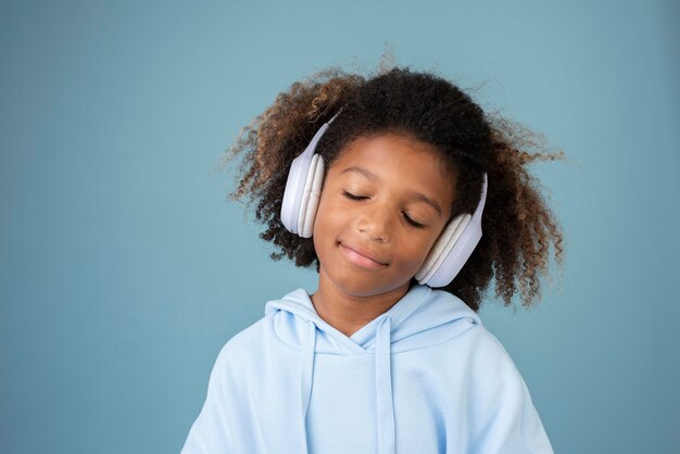 Retrato de adolescente fresco escuchando música con auriculares