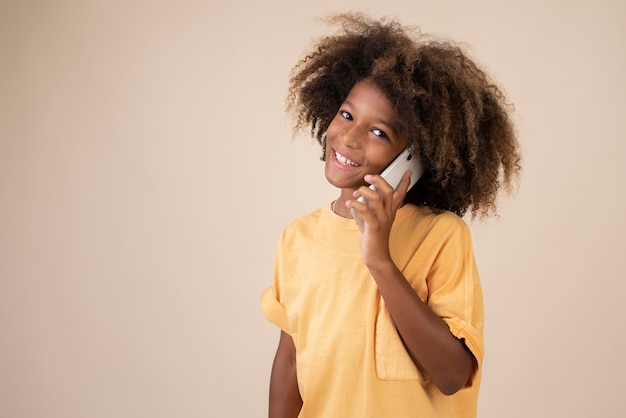 Foto gratuita retrato de adolescente fresco con smartphone