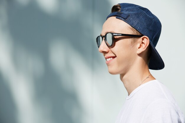 Retrato de adolescente con gafas de sol y gorra