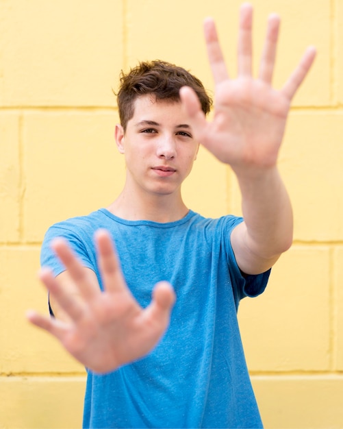 Retrato de adolescente con manos levantadas