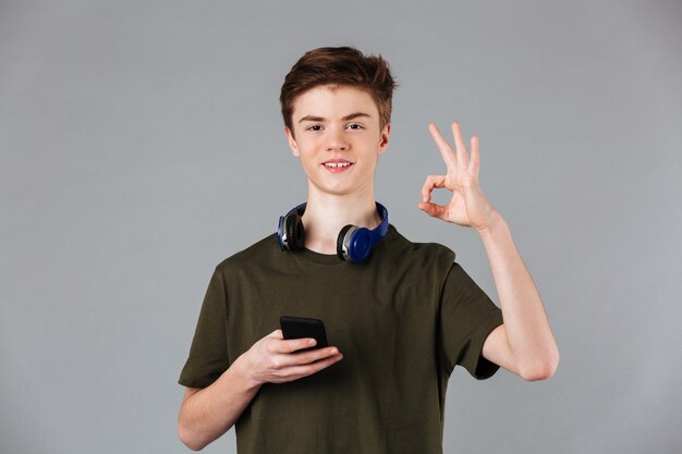 Retrato de un adolescente masculino sonriente