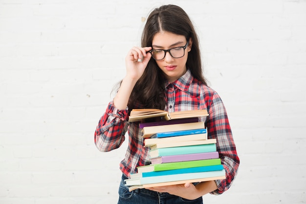 Retrato de adolescente con montón de libros