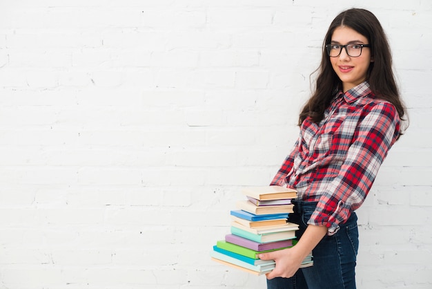 Retrato de adolescente con montón de libros