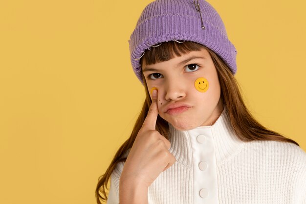 retrato, de, adolescente, niña, señalar, y, llevando, un, beanie