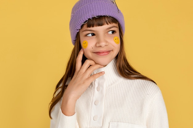 retrato, de, adolescente, niña, señalar, y, llevando, un, beanie