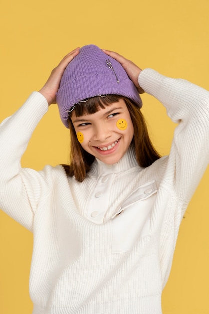 Foto gratuita retrato, de, adolescente, niña, sonriente, y, llevando, un, beanie