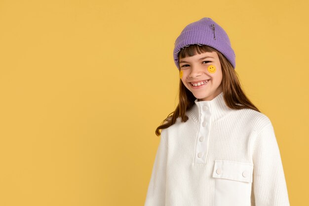 retrato, de, adolescente, niña, sonriente, y, llevando, un, beanie