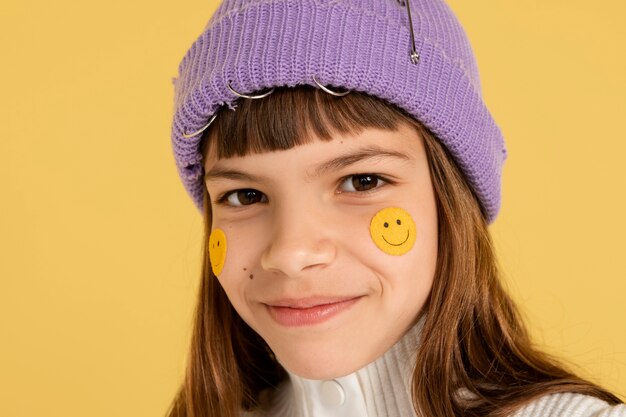 retrato, de, adolescente, niña, sonriente, y, llevando, un, beanie