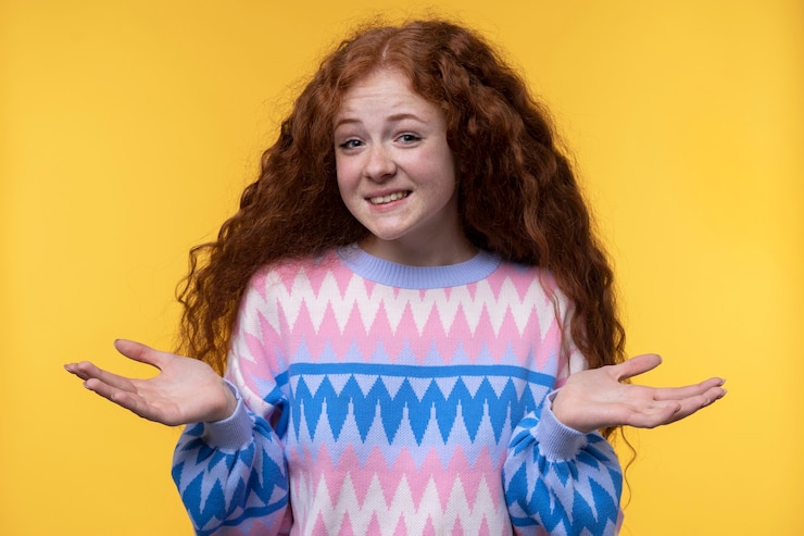 Foto gratuito retrato de una adolescente que parece despistada