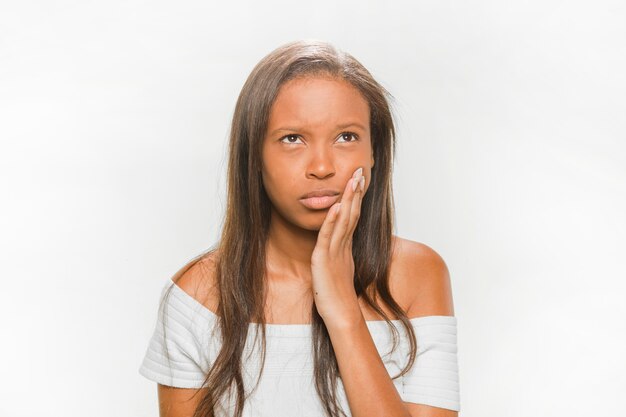 Retrato de una adolescente que sufre de dolor de dientes