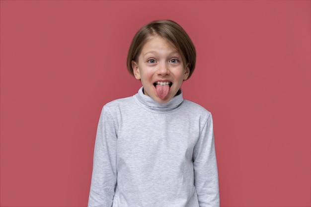 Retrato de una adolescente sacando la lengua