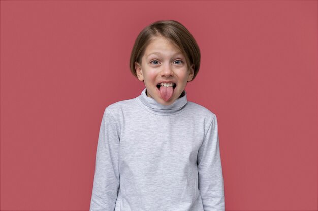 Retrato de una adolescente sacando la lengua