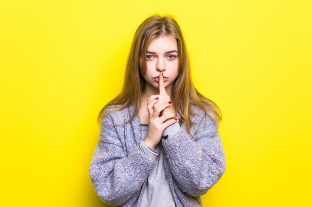 Retrato de una adolescente con signo de silencio
