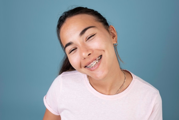 Foto gratuita retrato de una adolescente sonriente con tirantes