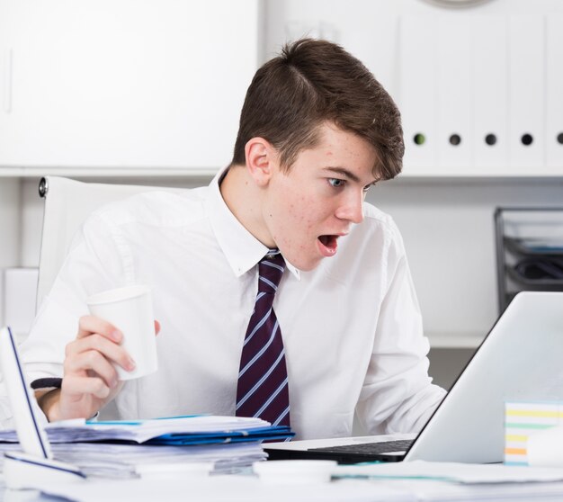 Retrato de adolescente tener problemas en el trabajo