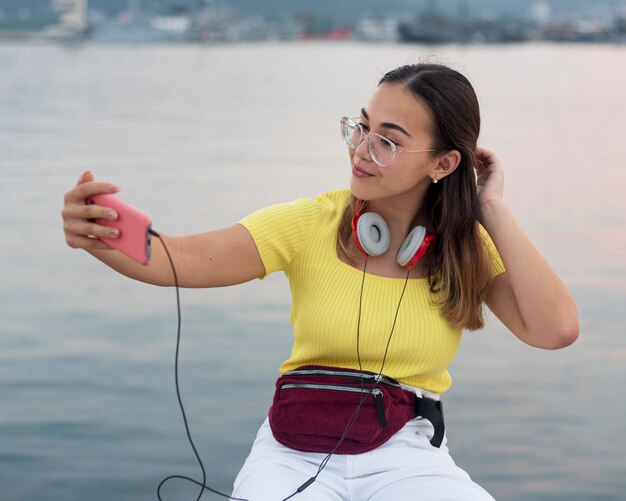 Retrato de adolescente tomando una selfie