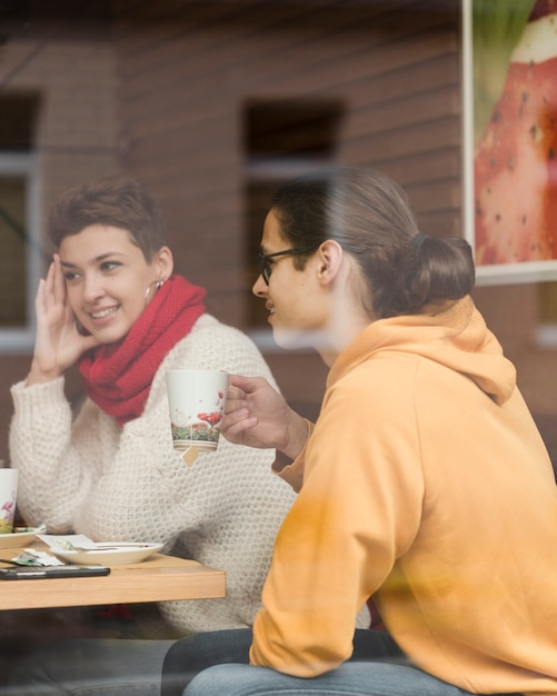 Retrato de adolescentes tomando un café juntos