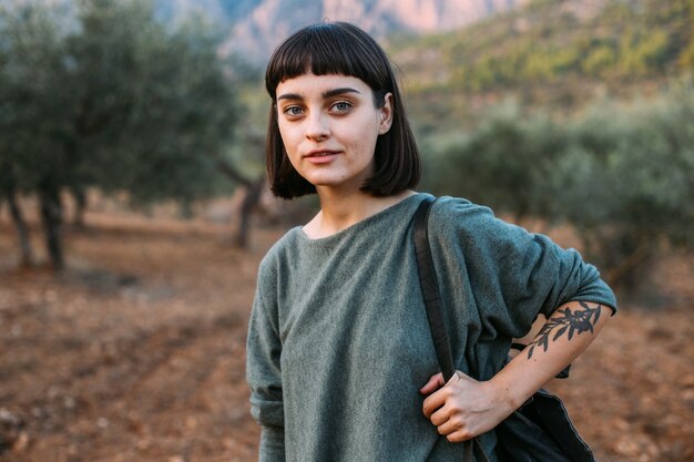 Retrato de adorable y atractiva mujer pequeña linda o joven mujer que viaja sonriendo