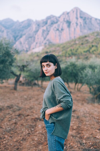 Retrato de adorable y atractiva mujer pequeña linda o joven mujer que viaja sonriendo