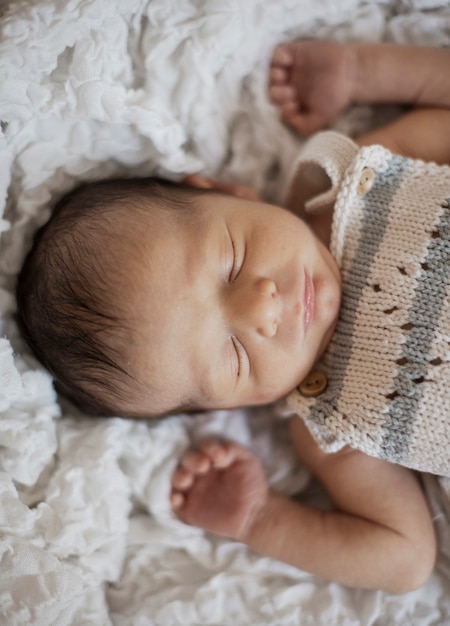 Retrato de adorable bebé durmiendo