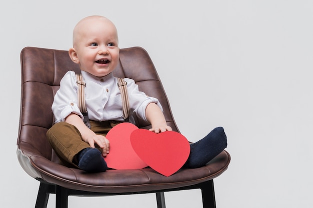 Retrato de adorable bebé niño sonriendo